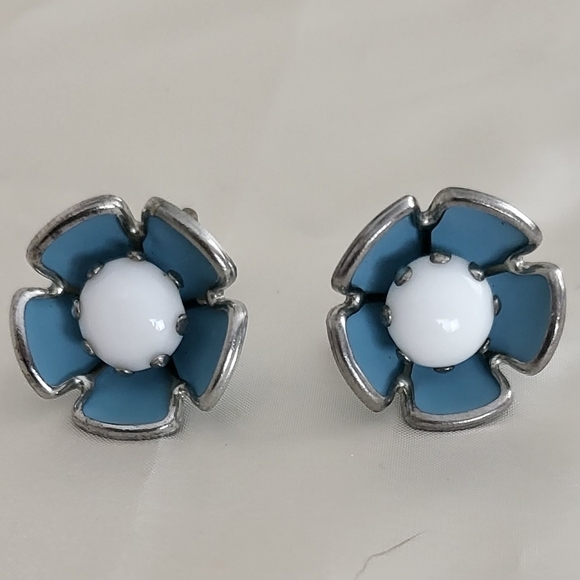 Vintage Mid Century Cornflower Blue Silvertone Screw On Earrings - Picture 1 of 6